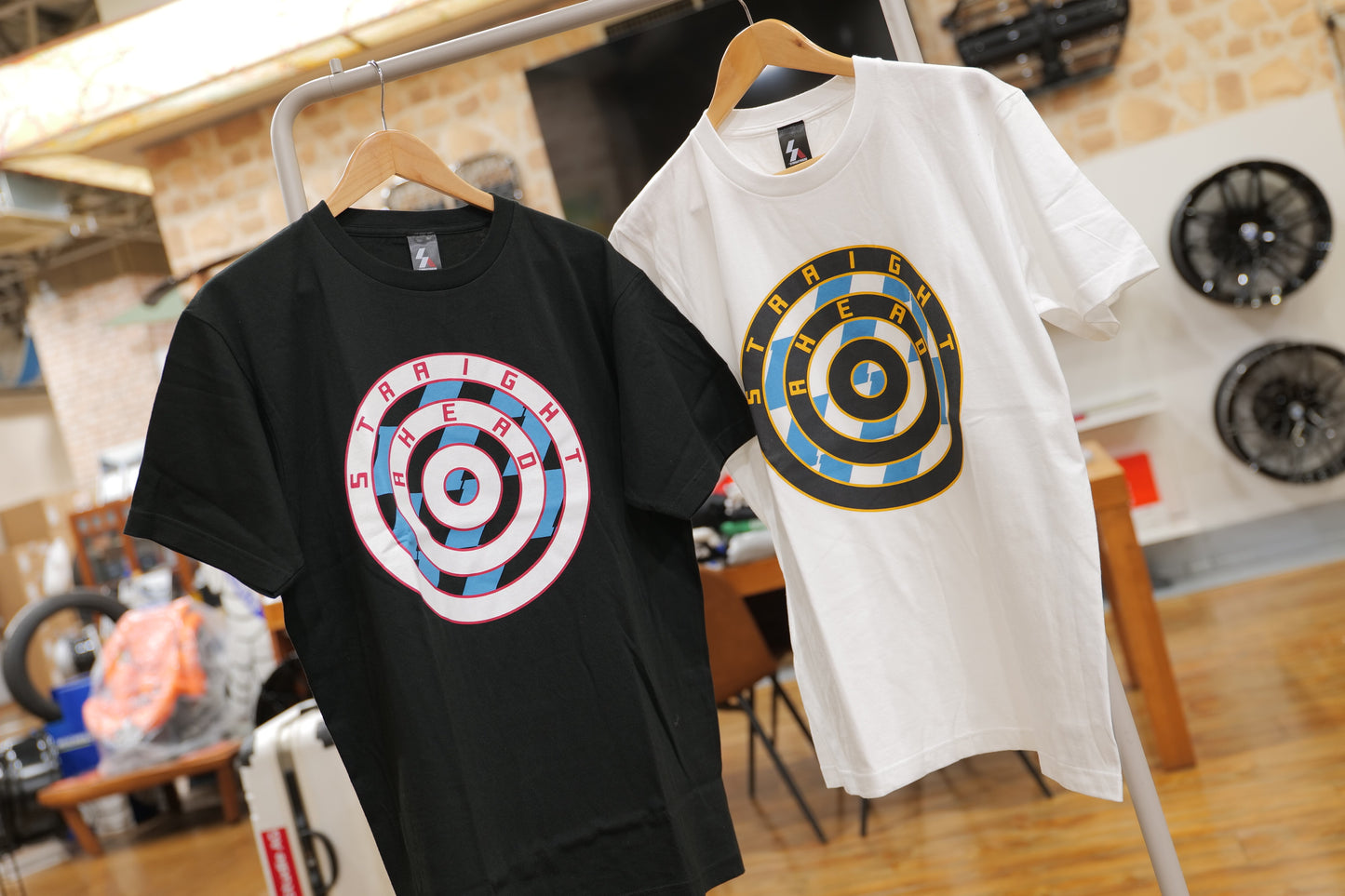 STRAIGHT AHEAD グラフィックプリントTシャツ
